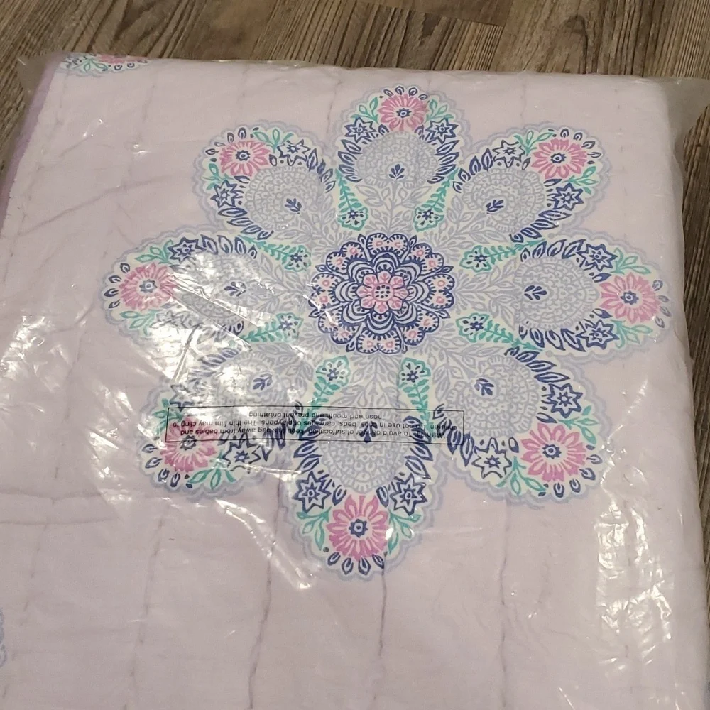 Company Kids Olivia Liliac Twin Quilt